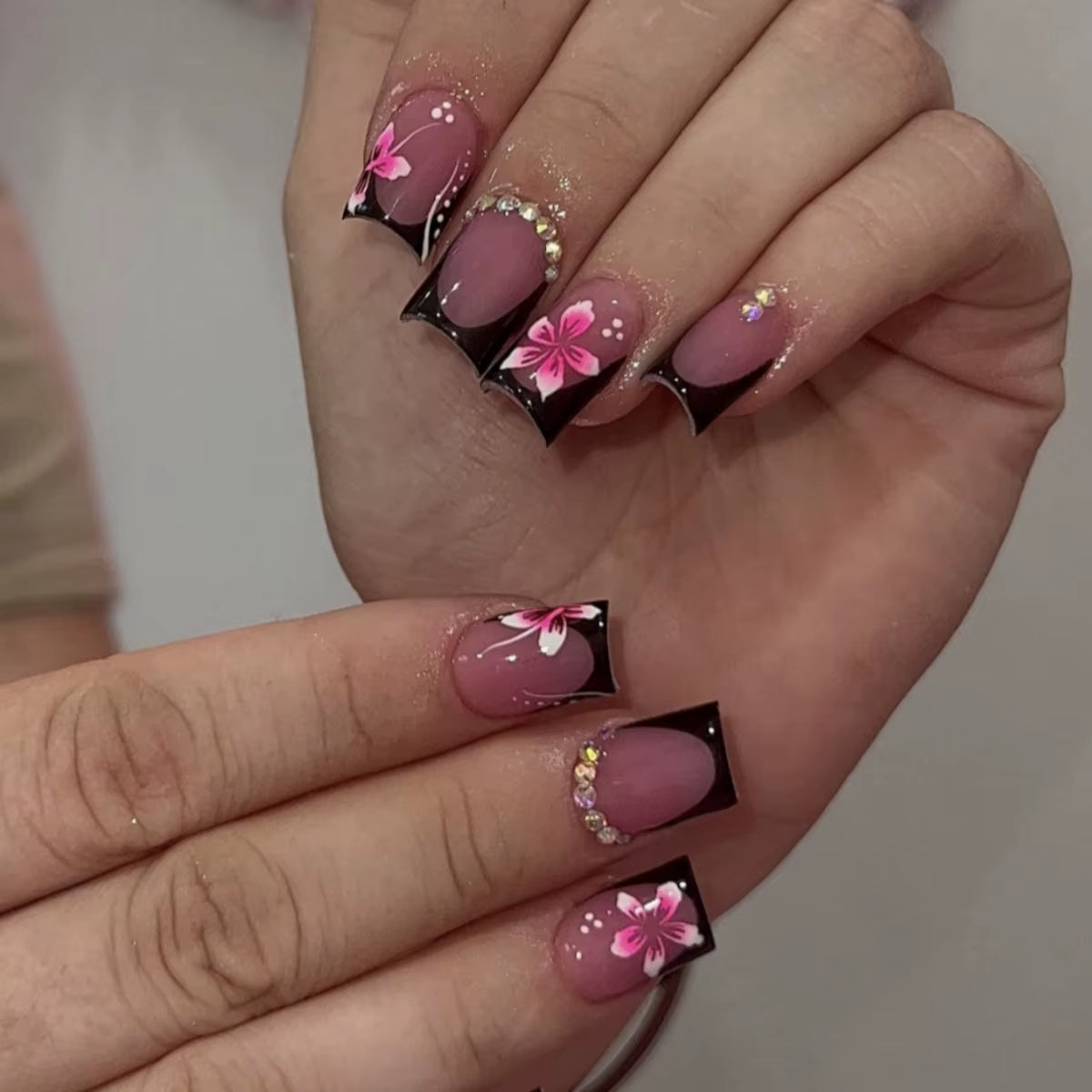 24Pcs Elegant Fairy White Flower Press-On Nails with Pink French Tips - Short Square Design for Effortless DIY Manicure