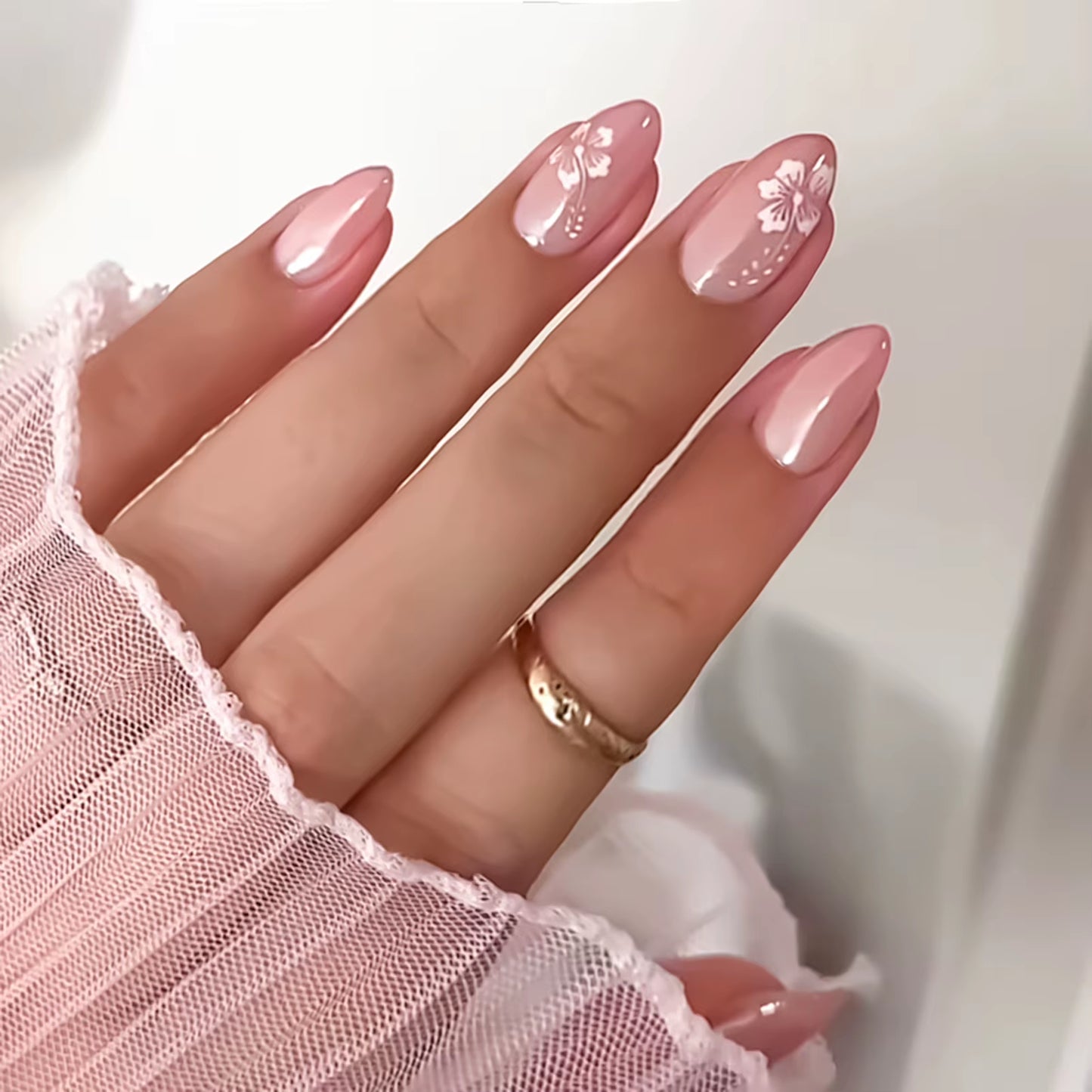 24Pcs Elegant Fairy White Flower Press-On Nails with Pink French Tips - Short Square Design for Effortless DIY Manicure
