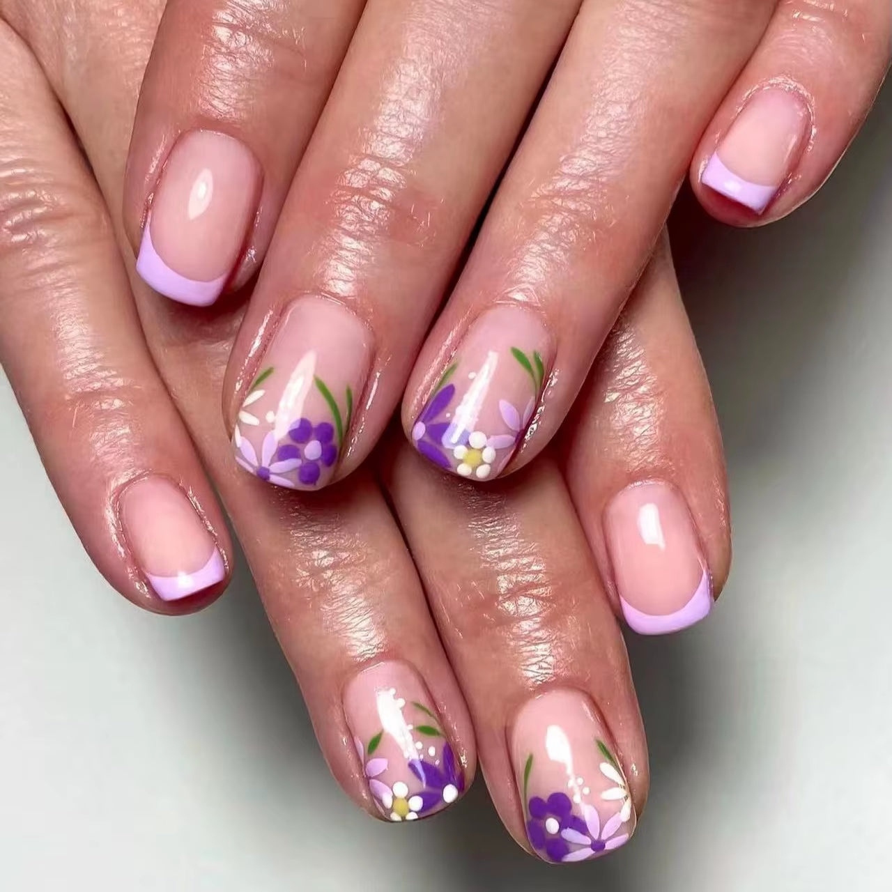 24Pcs Elegant Fairy White Flower Press-On Nails with Pink French Tips - Short Square Design for Effortless DIY Manicure