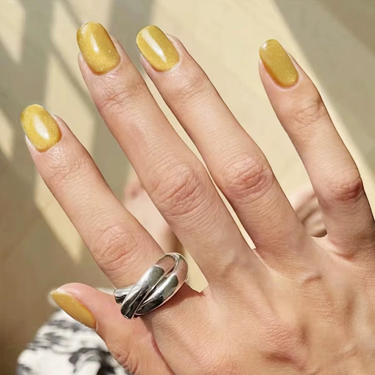 24Pcs Cat Eye Glitter Press-On Nails - Short Square Faux Ongles in Pink, Green, Purple, Yellow & Nude